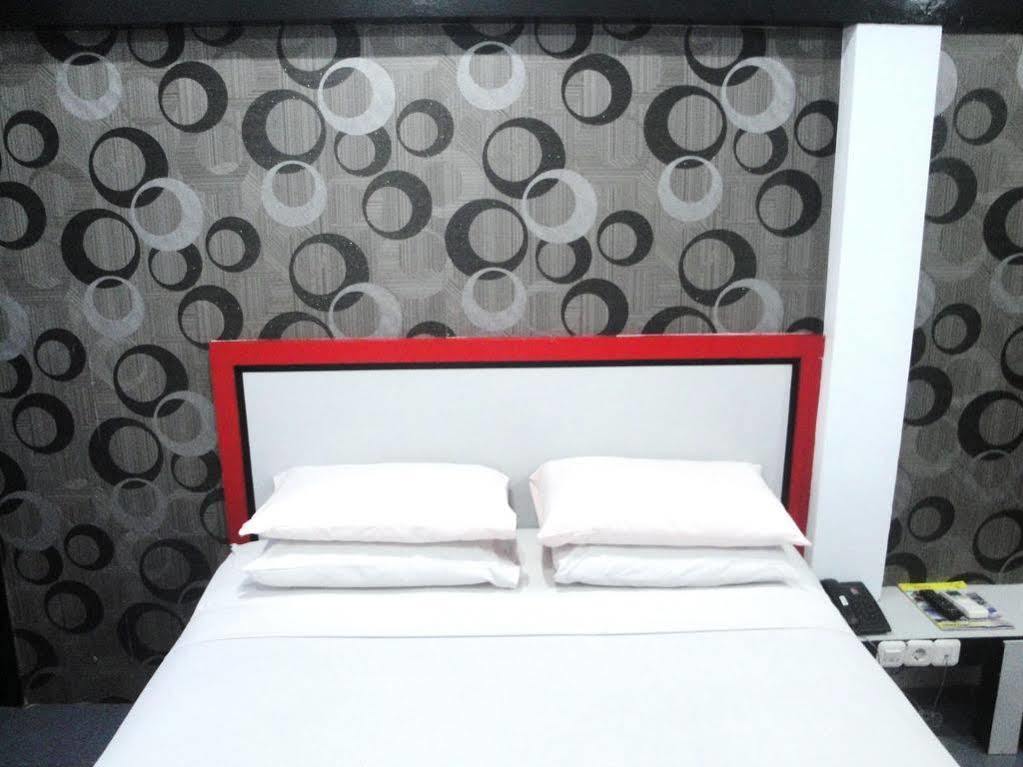 Oyo 1318 Hotel Prince Boulevard Manado Zewnętrze zdjęcie