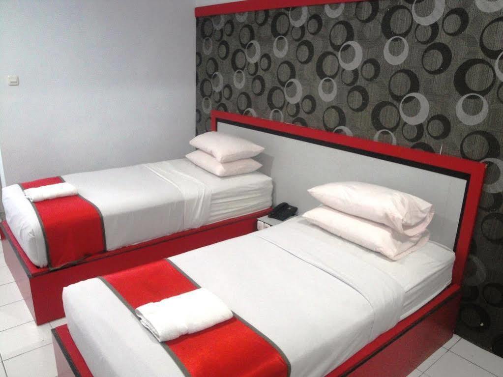 Oyo 1318 Hotel Prince Boulevard Manado Zewnętrze zdjęcie