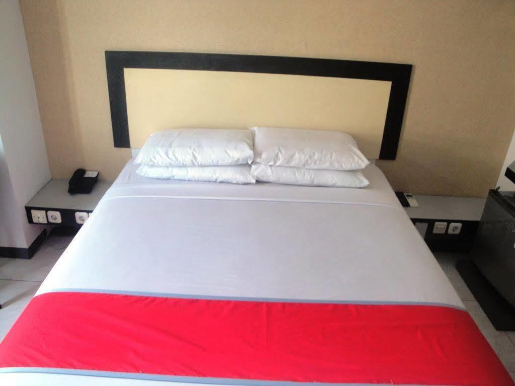 Oyo 1318 Hotel Prince Boulevard Manado Zewnętrze zdjęcie
