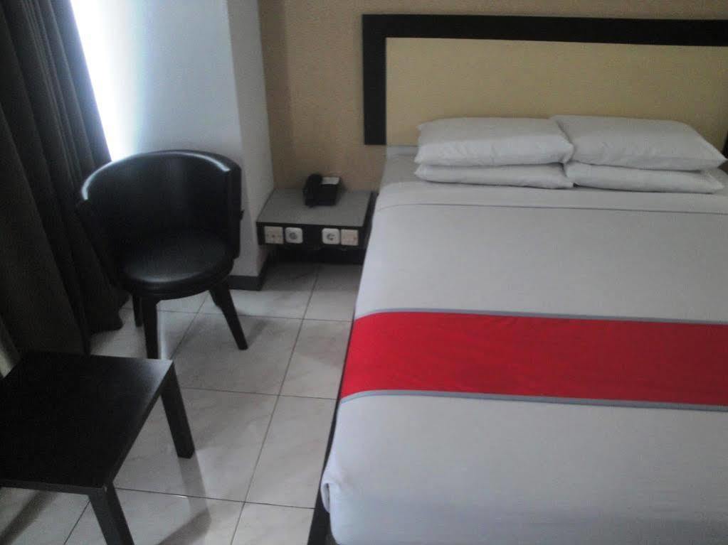 Oyo 1318 Hotel Prince Boulevard Manado Zewnętrze zdjęcie