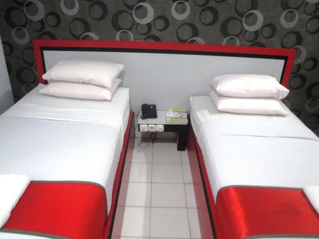 Oyo 1318 Hotel Prince Boulevard Manado Zewnętrze zdjęcie