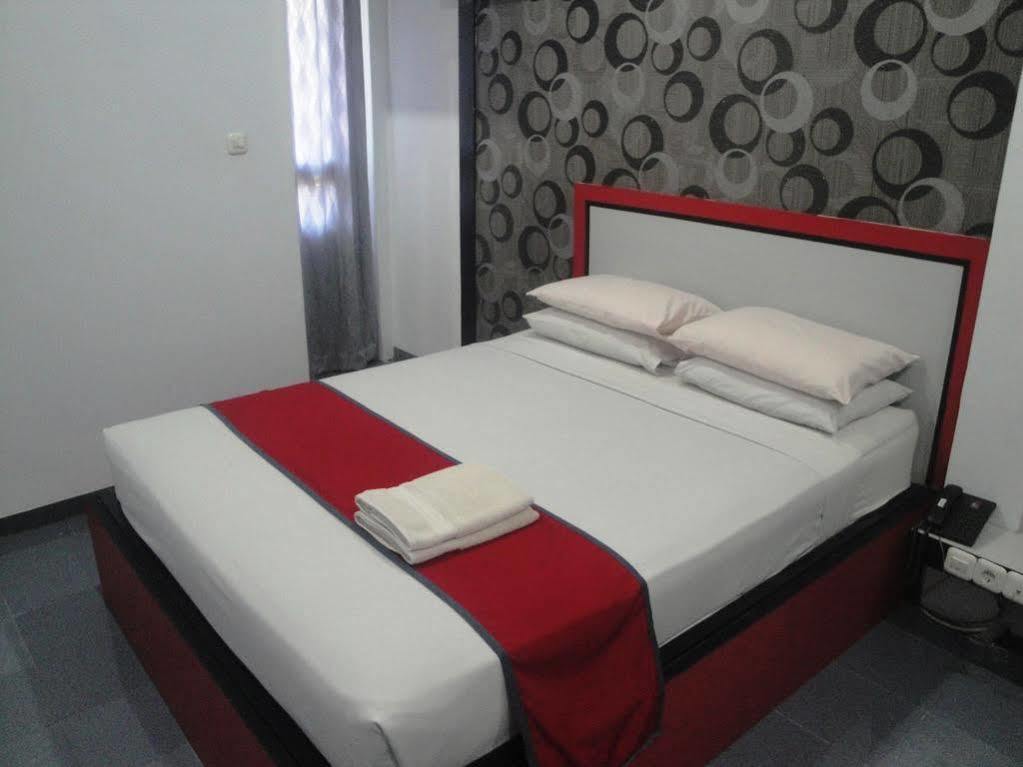 Oyo 1318 Hotel Prince Boulevard Manado Zewnętrze zdjęcie